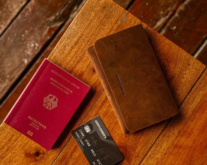 Reisepasshülle von Gentlemen's hat Platz für 2 Reisepässe, 2 Kreditkarten und Impfpass.